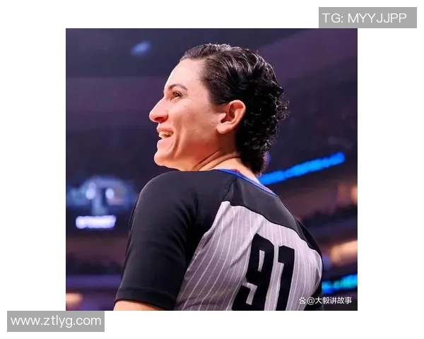 女裁判与足球明星同框展现体育魅力共同推动性别平等新风尚