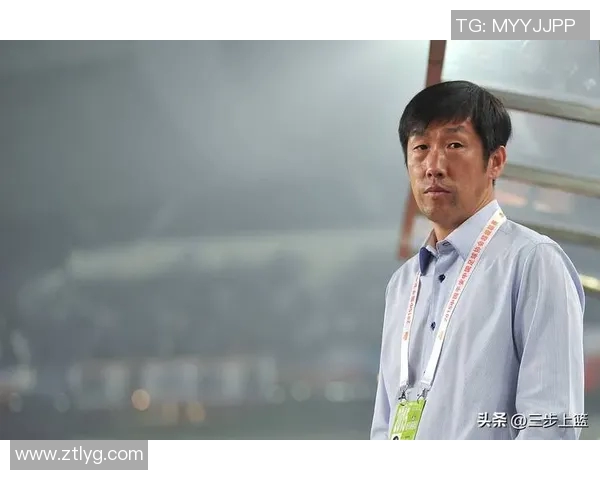 年轻足球教练如何在激烈竞争中培养未来的足球明星与团队精神